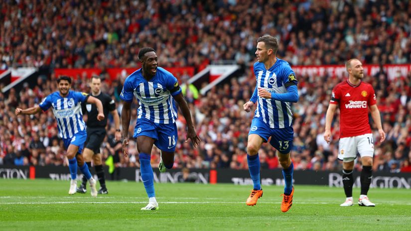 Welbeck celebrates after scoring against Man Utd (©REUTERS/Molly Darlington)