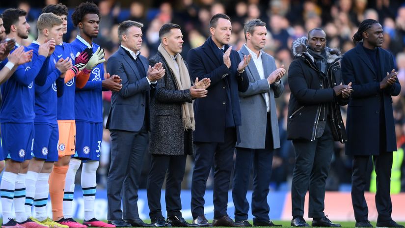 Terry (in the middle) with a group of former Chelsea players (©Justin Setterfield/Getty Images)