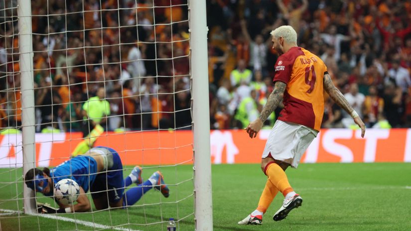 FC Copenhagen's Kamil Grabara concedes the second goal against Galatasaray (©REUTERS/Murad Sezer)
