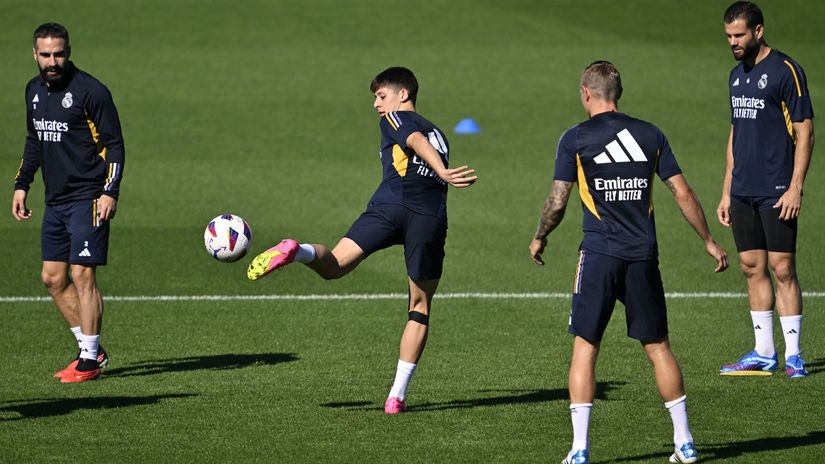 Arda Guler doing tricks with Nacho, Dani Carvajal and Kroos staring at him (©AFP)