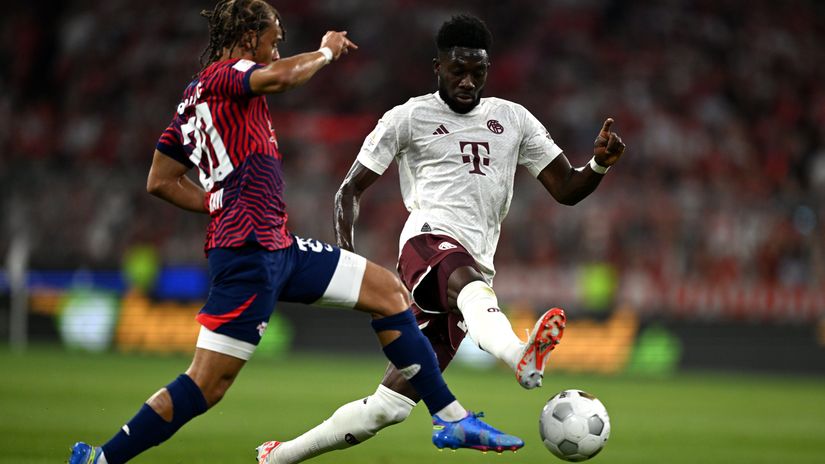 Alphonso Davies fights for the ball with Xavi Simons (©Daniel Kopatsch/Getty Images)