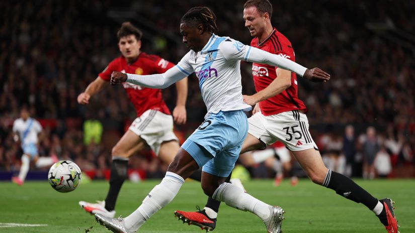 Eze crosses with Evans and Maguire in the back (©Matt McNulty/Getty Images)