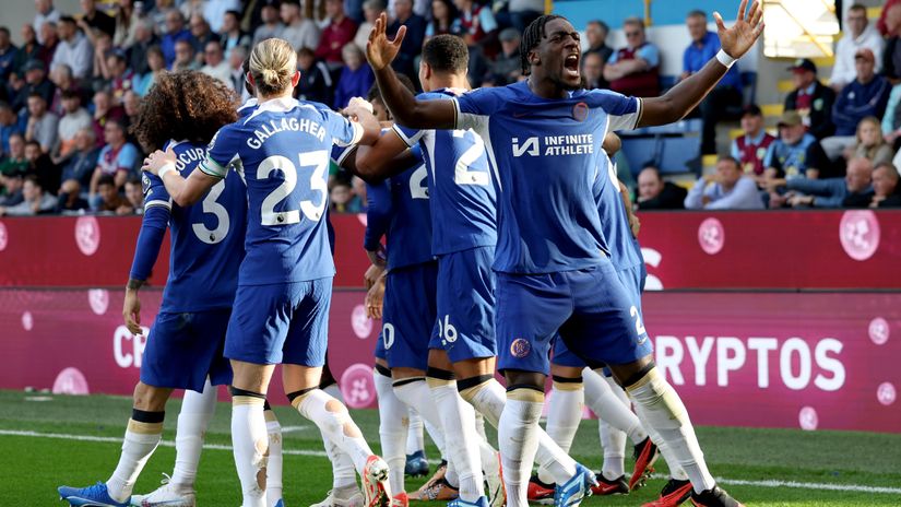 Chelsea players celebrate at Burnley (©Matt McNulty/Getty Images)