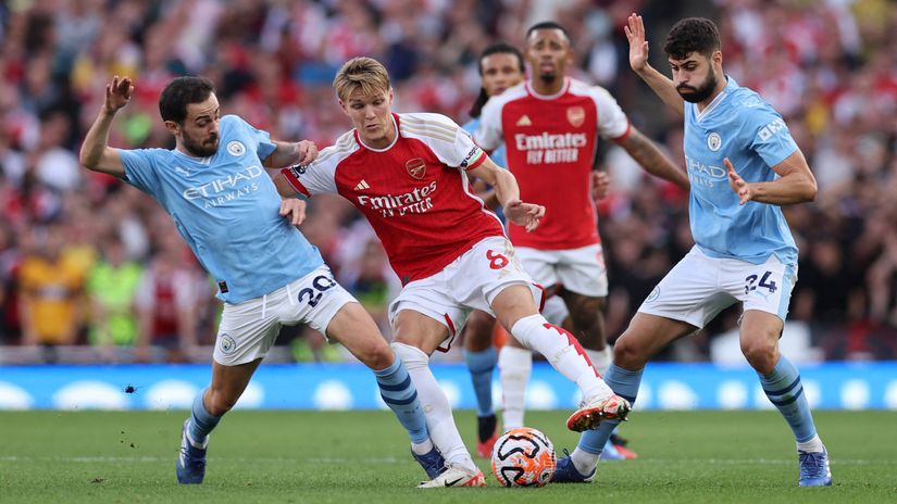 Bernardo Silva and Gvardiol trying to steal the ball from Odegaard (©REUTERS/David Klein)