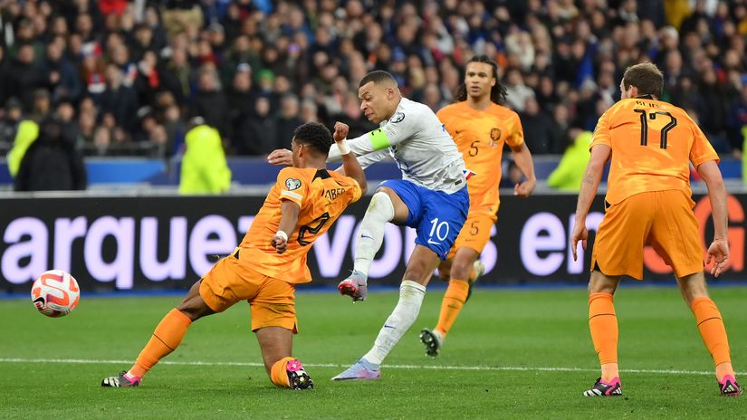 Mbappe fires past Dumfries (©Justin Setterfield/Getty Images)