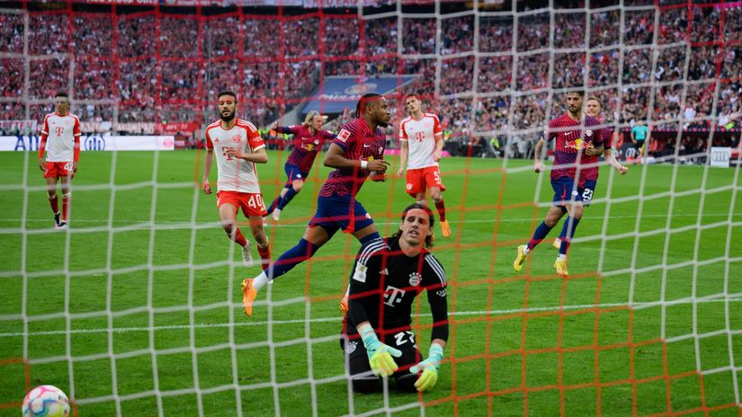 Somer on his knees after conceding to RB Leipzig (©Matthias Hangst/Getty Images)