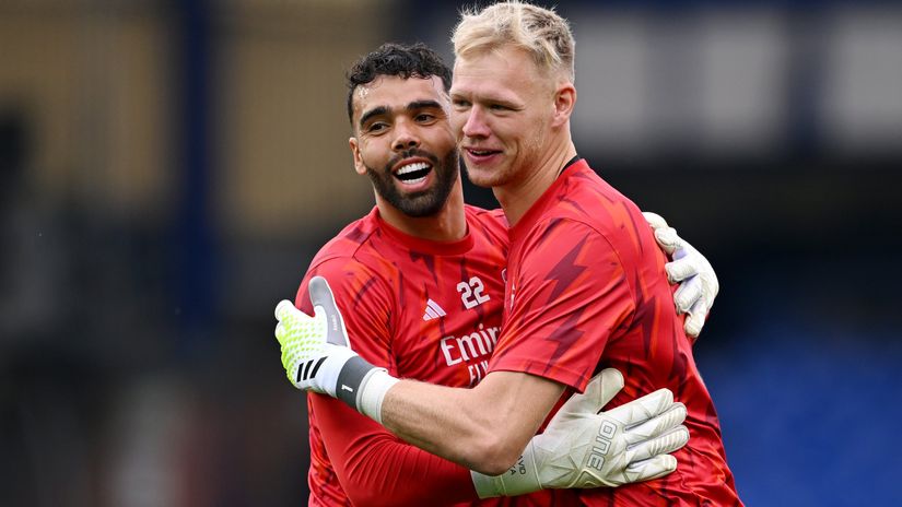 Raya hugs Ramsdale (©Michael Regan/Getty Images)