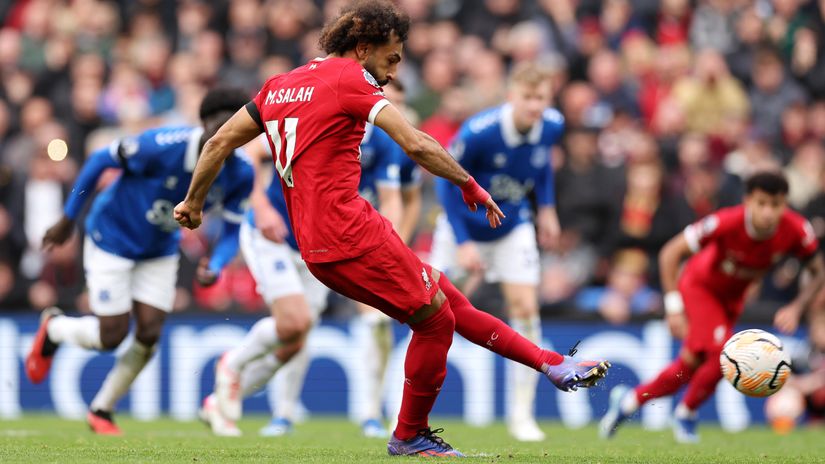 Mohamed Salah beats Pickford to put Liverpool ahead (©Getty Images)