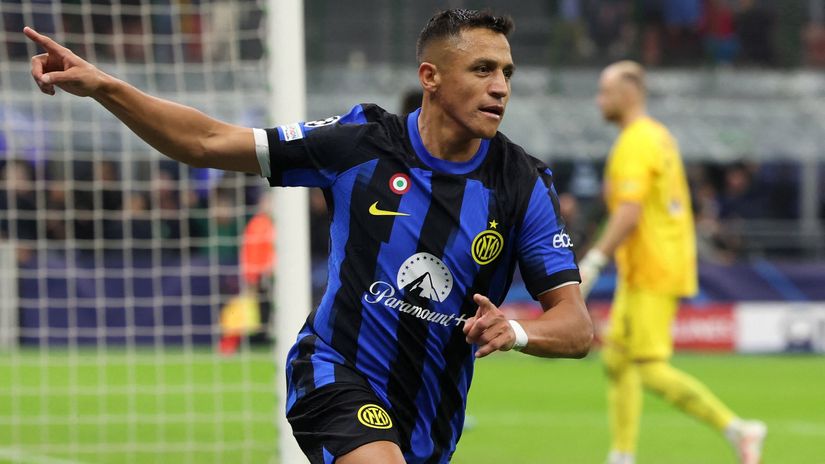 Alexis celebrates after scoring against Salzburg (©REUTERS/Claudia Greco)