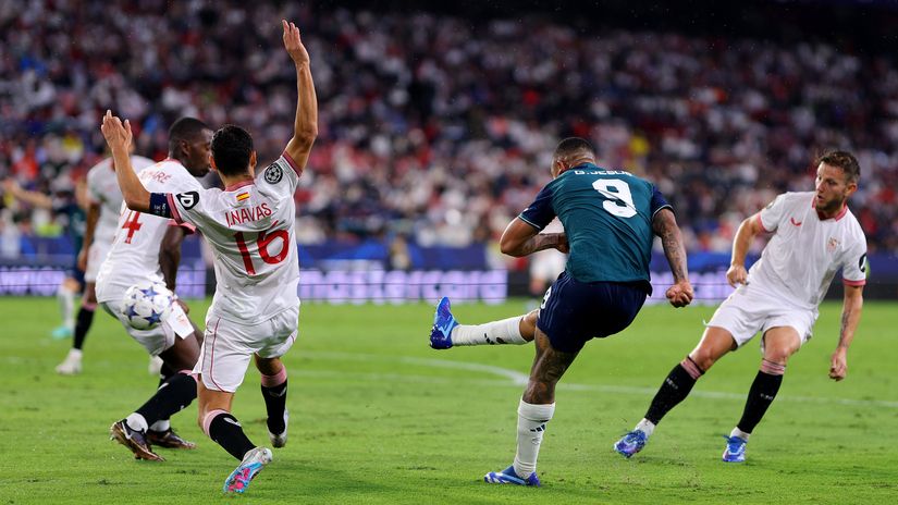 Gabriel Jesus scores a stunner surrounded by not less than three Sevilla players (©Fran Santiago/Getty Images)