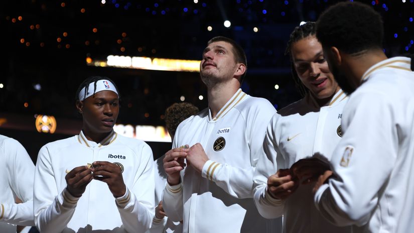 Jokic and the Nuggets receiving their championship rings (©Getty Images)