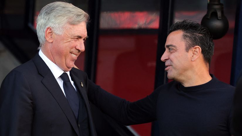 Carlo Ancelotti and Xavi Hernandez (©AFP)