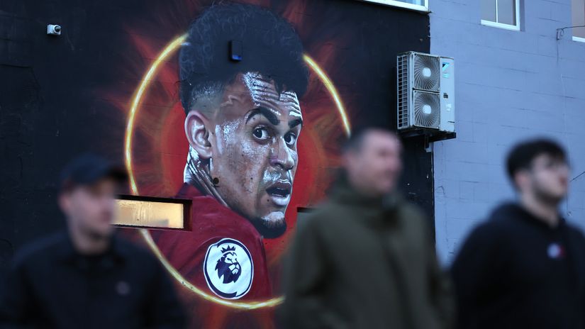  Fans walk past a mural of Luis Diaz (©Alex Livesey/Getty Images)