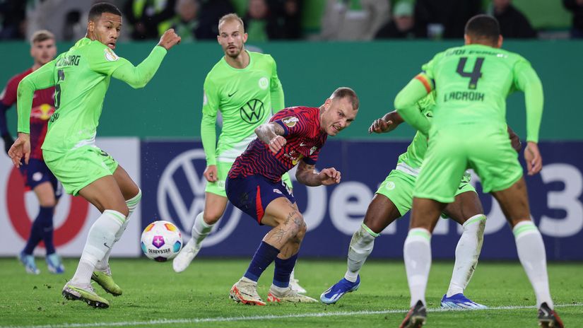 Surrounded and outnumbered by Wolves (©AFP)