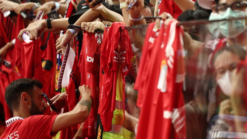 It's not a joke: United's players are wearing replica shirts