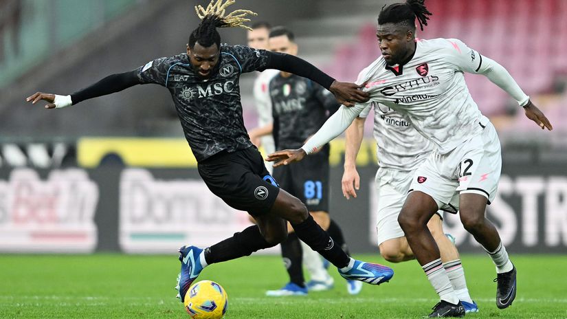 Frank Anguissa battles with Chukwubuikem Ikwuemesi (©Getty Images)