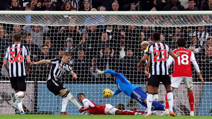 Gordon scores for the win (©Ian MacNicol/Getty Images)