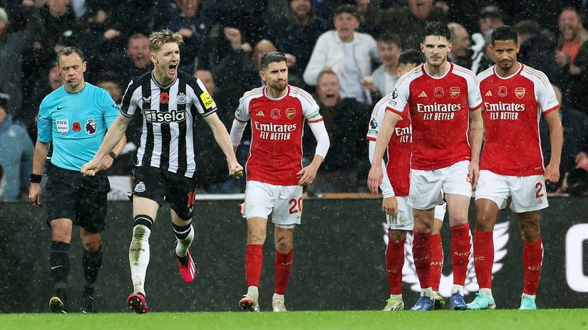 Gordon celebrates surrounded by Arsenal players, with ref Stuart Atwell in the back (©Ian MacNicol/Getty Images)
