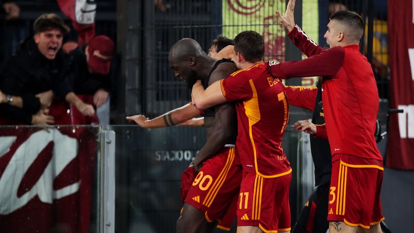 Lukaku celebrates with teammates after scoring (©Paolo Bruno/Getty Images)