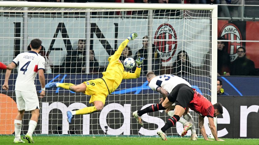 Giroud scores for the win at San Siro (©REUTERS/Daniele Mascolo)