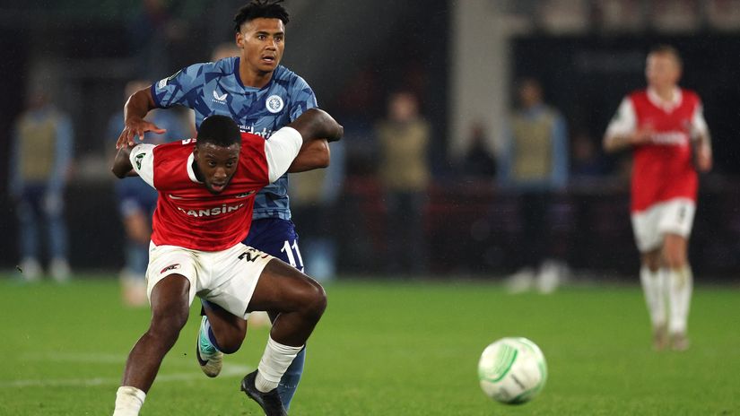 Riechedly Bazoer of AZ battles for the ball with Ollie Watkins of Aston Villa (©Dean Mouhtaropoulos/Getty Images)