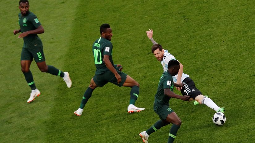 Obi Mikel against Messi in the 2018 FIFA World Cup game (© REUTERS/Lee Smith)