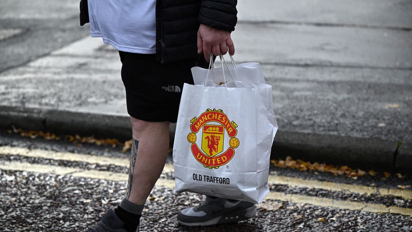Manchester faces another problem - financial penalties from Adidas