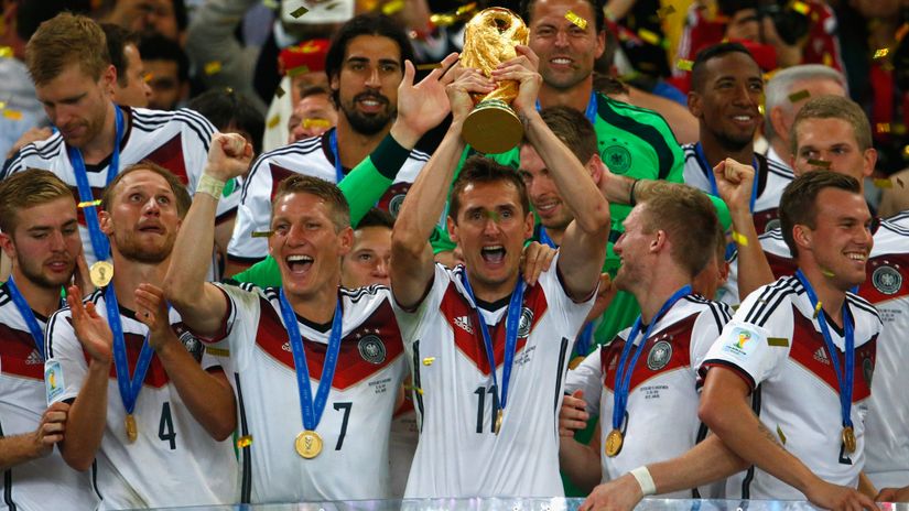 Klose lifting the World Cup trophy (©Getty Images)