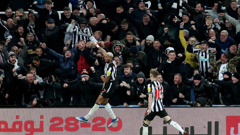 Joelinton and the jubilated NUFC fans today (©)