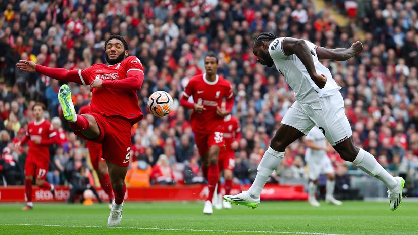 West Ham's Michail Antonio in action against Liverpool's Joe Gomez (©)