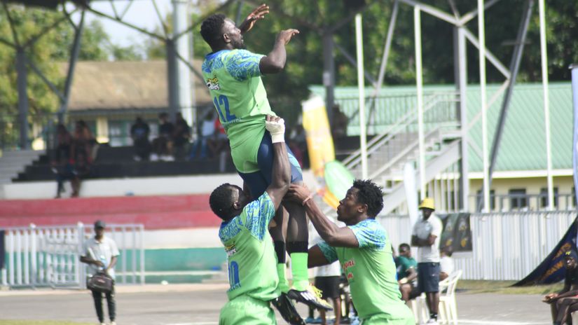 Oilers defend line-out in Dala 7s ©Tabby Nashipae 