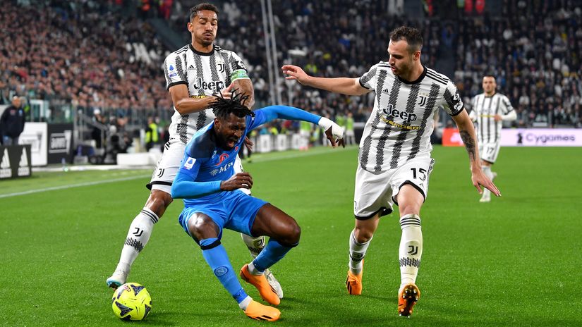 Zambo-Anguissa of Napoli tackled by Danilo of Juve (©Valerio Pennicino/Getty Images)