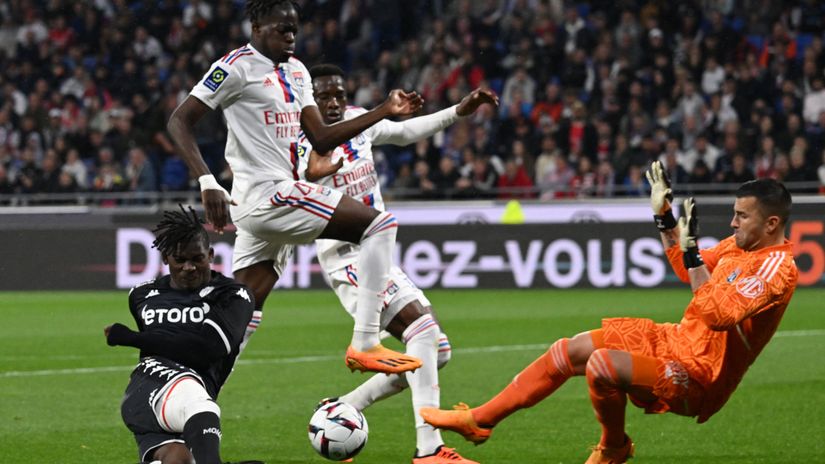 Breel Embolo of Monaco (dark shirt) tries to score past Lyon's players (©AFP)