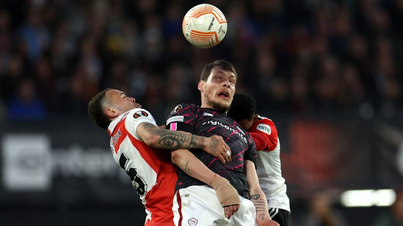 Belotti of Roma fights for the ball against two of Feyenoord's players (©Dean Mouhtaropoulos/Getty Images)