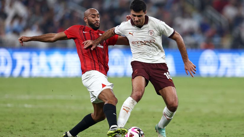Rodri of Manchester City is challenged by Jose Kante of Urawa Red (©Francois Nel/Getty Images)