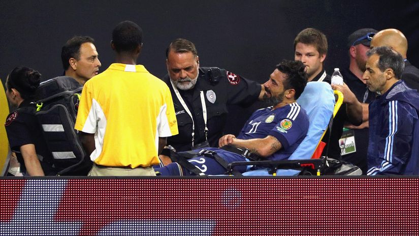 Lavezzi was taken off on a stretcher while representing Argentina back in 2016 (©Scott Halleran/Getty Images)