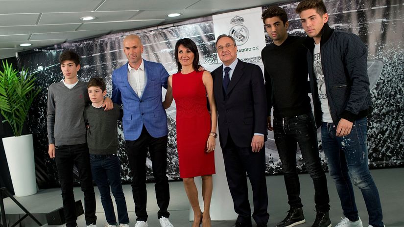 Elyaz (second on the left) with his family and Real Madrid president Florentino Perez back in 2016 (©Gonzalo Arroyo Moreno/Getty Images)