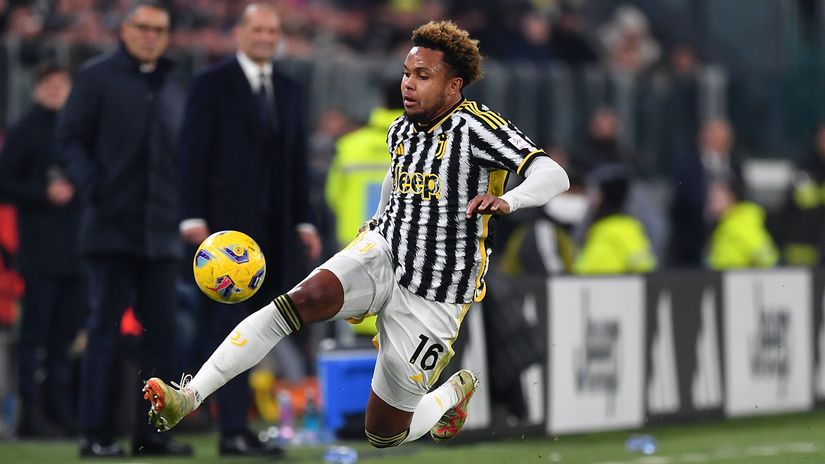 McKennie in action for Juve with Allegri in the back (©Valerio Pennicino/Getty Images)