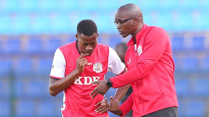 Anthony Kimani gives instructions to Faraj Ominde in a past game ©SportPicha / Mozzart Sport