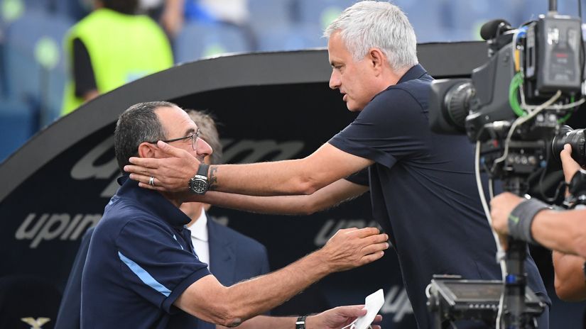 Mourinho greets Sarri in the previous meeting of the two sides (©REUTERS/Alberto Lingria)