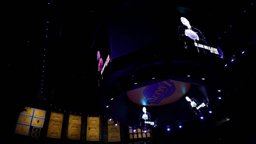 A general view of the screen during a moment of silence for Golden State Warriors assistant coach Dejan Milojević prior to the game between the Los Angeles Lakers and the Dallas Mavericks (©AFP)