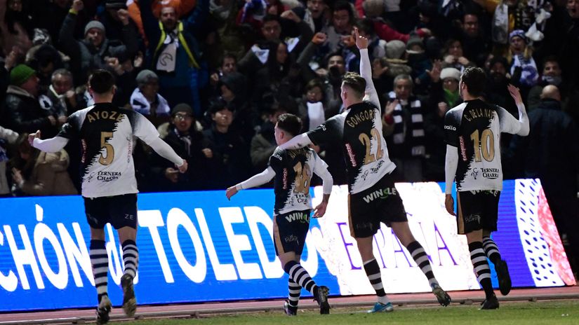Unionistas' players celebrate with their fans (©AFP)