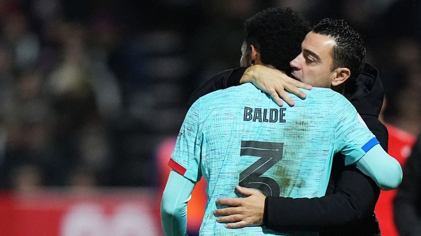 Alejando Balde and Xavi (©Getty Images)
