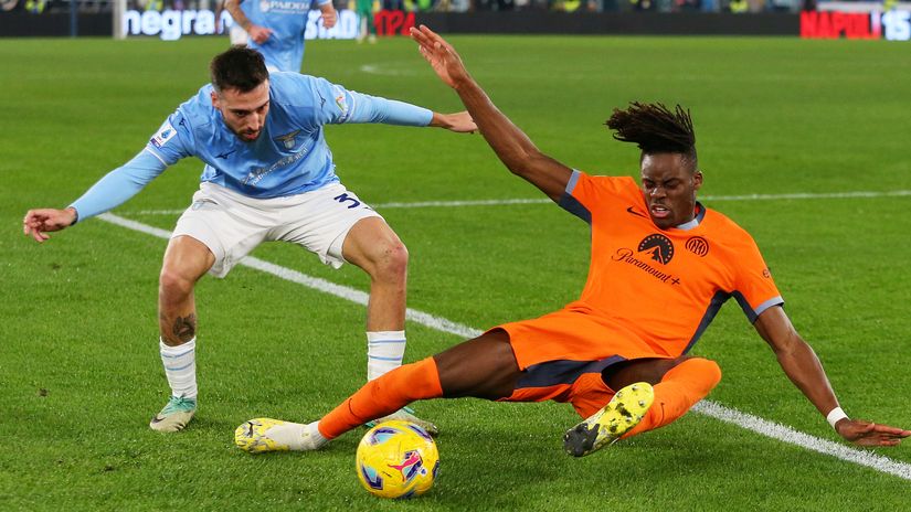 Yann Aurel Bisseck of Inter is challenged by Lazio's Mario Gila (©Getty Images)
