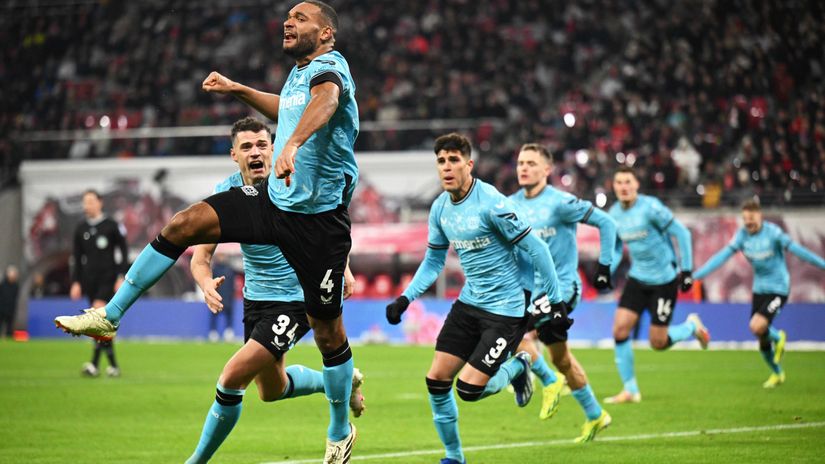 Leverkusen players celebrate a critical victory (©Stuart Franklin/Getty Images)