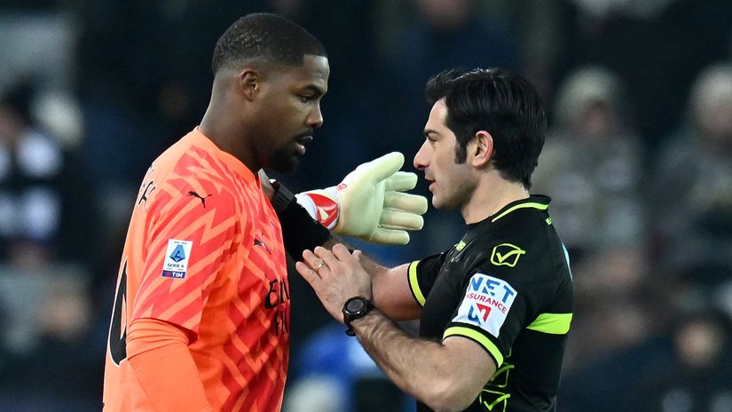 Mike Maignan informs the referee Fabio Maresca about racist abuse (©Getty Images)