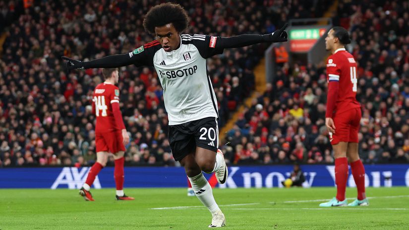 Willian celebrates after scoring against Liverpool in the first leg (©Clive Brunskill/Getty Images)