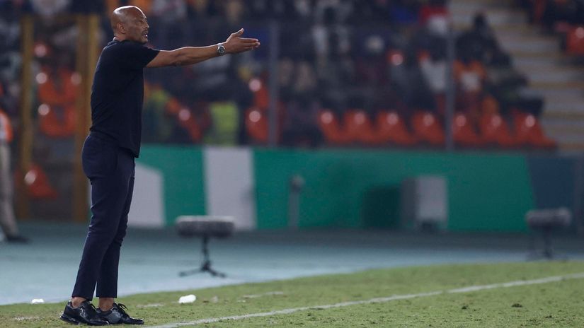 Mauritania's French coach Amir Abdou gestures instructions to his players from the touchline during the Africa Cup of Nations (CAN) 2024 group D football match between Mauritania and Algeria at Stade de la Paix in Bouake on January 23, 2024. (Photo by KENZO TRIBOUILLARD / AFP)