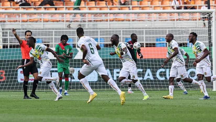 Mali players celebrate first goal against Burkina Faso (Photo by Fadel Senna / AFP)