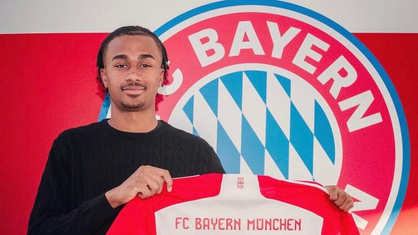 Kusi-Asari on his Bayern Munich presentation (©FCBayernMunich)